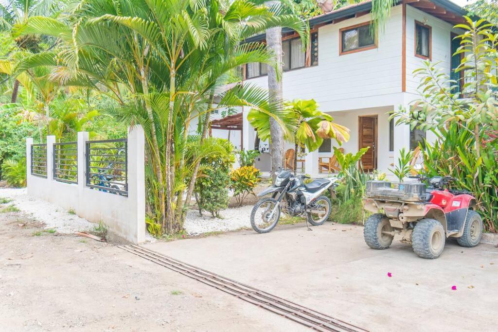 Surfside Apartments - Mal Pais マルパイス エクステリア 写真